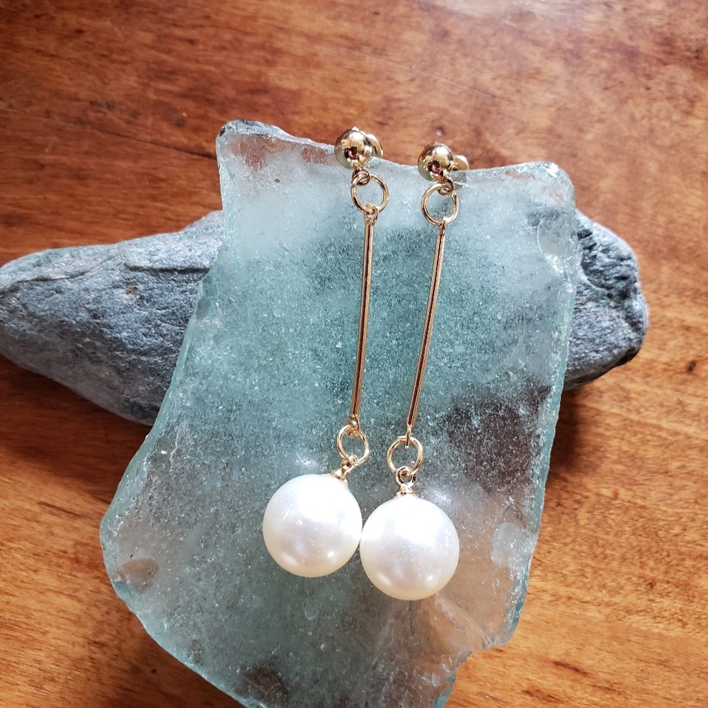 Korean Dainty Geometric Pearl on Rod Elegant Earrings